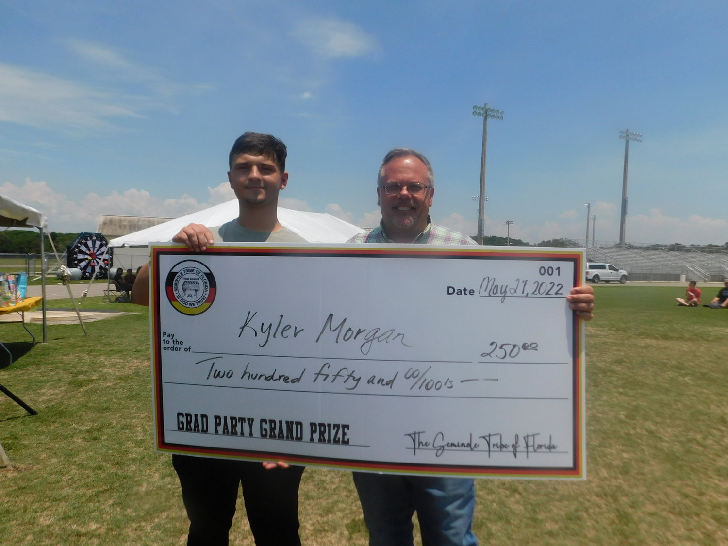 Ken Kenworthy (right) with $250 winner Kyler Morgan (left).